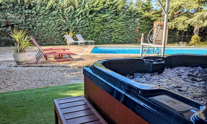 Mazan House | Exclusive House with Private Spa and Pool Retreat