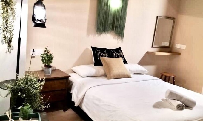 Downtown George Town Cottage | Discover Le Meilleur: Family-Friendly with Breakfast Included