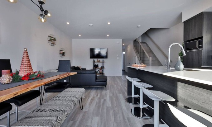 Mirabel House | Top-Rated 3 Bedroom Townhouse in Mirabel with Breakfast