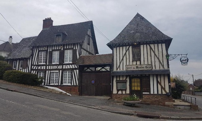 Aumale House | Pet-Friendly Getaway at Le Mouton Gras with Top Ratings