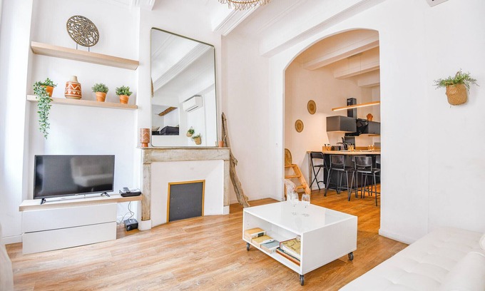 Noailles Apartment | Elegant Le Musée: Modern Apartment Near Vieux Port