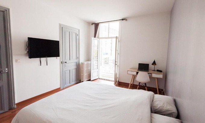 Poitiers Apartment | Family-Friendly Le Neptune: Spacious 3-Bedroom Apartment