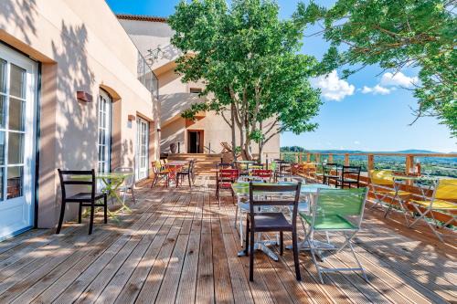 Sault Hotel | Pet-Friendly Le Nesk Ventoux with Spa & Hot Tub Amenities