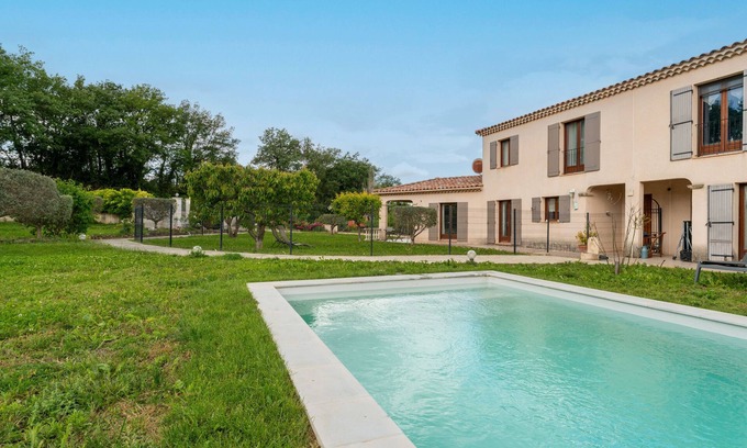 Malemort-du-Comtat House | Relax at Le Nichoir: Poolside Bliss Near Ventoux