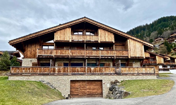 Morgins Ski Chalet | Cozy Le Nid du Corbeau Chalet with Spa & Breakfast