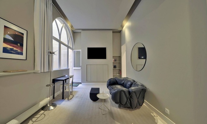 Bordeaux City Centre Apartment | Stylish Le Nuage Studio in the Heart of Triangle d'Or