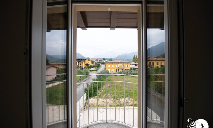 Salo Apartment | Explore Le Nuove Rondini: Appartamento Iris with Spa Amenities
