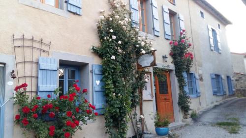 Montsegur Bed & Breakfast | Explore Family-Friendly Comfort at Le Pèlerin