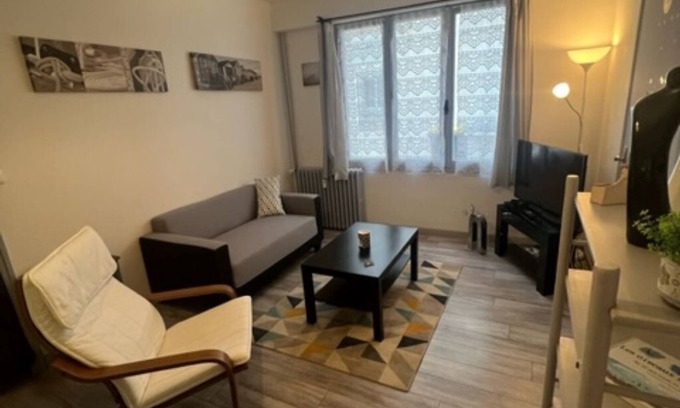 Rochefort Apartment | Cozy Le P'tit Gris: Family-Friendly with Breakfast Included
