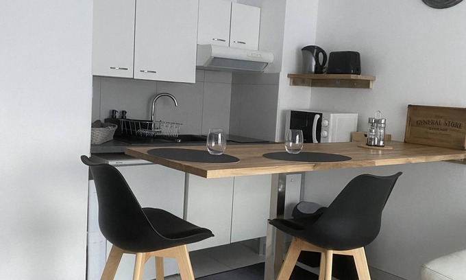 Courseulles-sur-Mer Apartment | Cozy Le P'tit Studio Steps from the Beach in Normandy