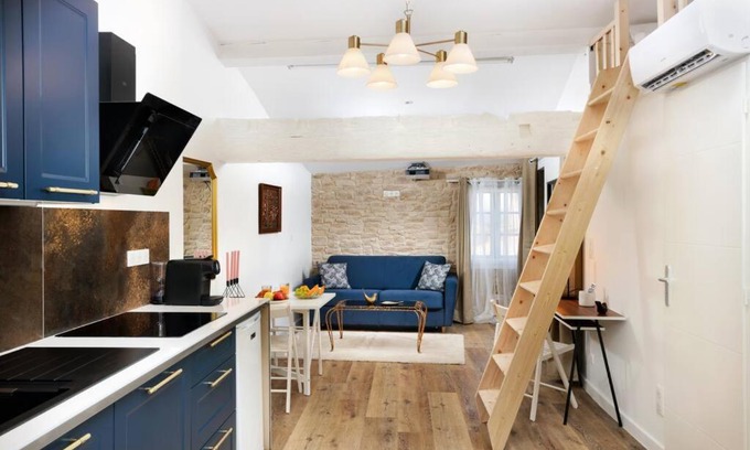 City of Carcassonne Apartment | Explore Le Palais d'Aliénor with Free Parking & Family-Friendly Amenities