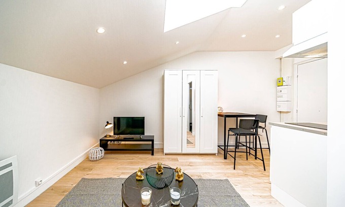 Bussiere - Cadiere Apartment | Perfect Getaway: Le Palo Alto - Renovated Studio in Oullins