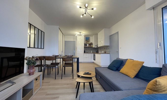 Republique Apartment | Le Paradise - Centre: Family-Friendly Stay with Balcony & Spa