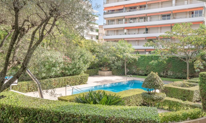 Cannes Apartment | Experience Oceanfront Comfort at 200 Le Parisien Hotel