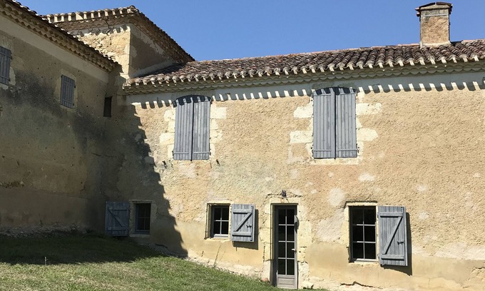 Duran House | Experience Le Patio in Duran: Prime Location & Amenities