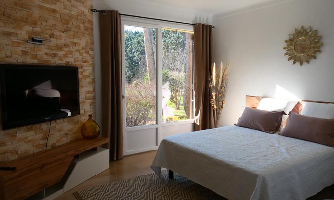 Sarrians Apartment | Discover LE PATIO: Oceanfront Gem with 9.8 Guest Rating