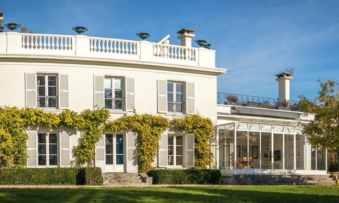 Rocquencourt Villa | Experience Le Pavillon de Chasse - Les Demoiselles in Versailles