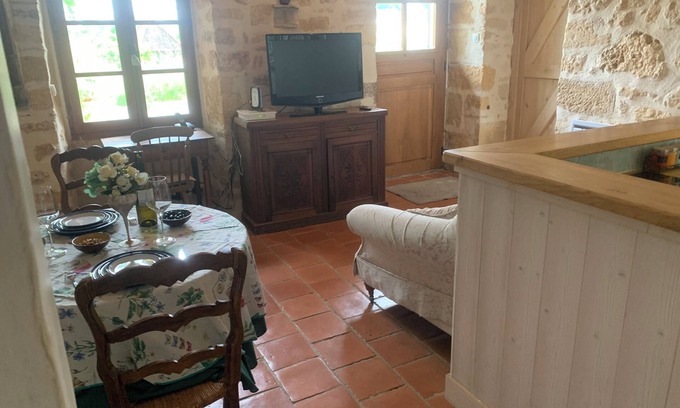 Saint-Crepin-et-Carlucet House | Le Petit Gite au Manoir de Carlucet. Friendly pub/restaurant a short walk.