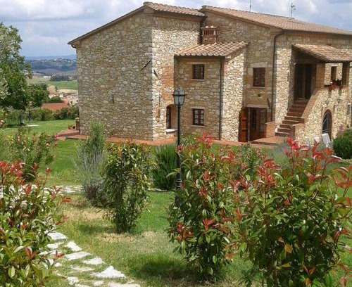 Casciana Terme Lari Bed & Breakfast | Oceanfront Escape at Le Pergoline B&B with Private Pool