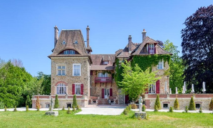 Barbizon Bed & Breakfast | Relax at Le Petit Château de Barbizon with Pool & Ocean View