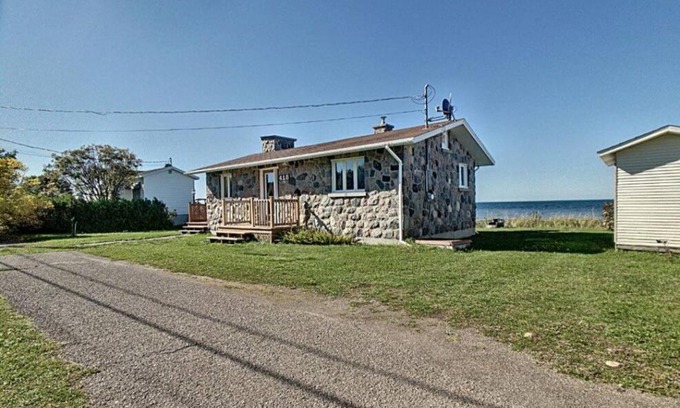 La Mitis Ski Chalet | Charming Le Petit Chalet de Pierres: Oceanfront Bliss Awaits