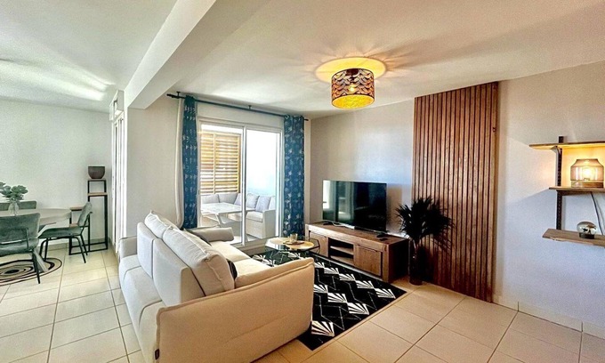 Saint-Denis Apartment | Le Petit Cocon, Sea view, comfort & parking