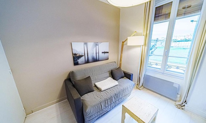8th Arrondissement Apartment | Charming Le Petit Delore Studio for Travelers in Lyon 8
