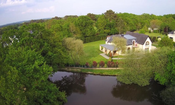 La Trinite-Surzur Bed & Breakfast | Family-Friendly Le Petit Etang with Kitchen Amenities
