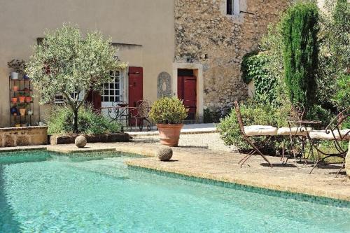La Roque-d'Antheron Bed & Breakfast | Relax at Le Petit Figuier with Oceanfront Pool Views