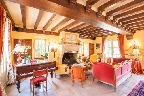 Les Houches Bed & Breakfast | Inviting Le Petit Manoir des Bruyères with Ocean Views