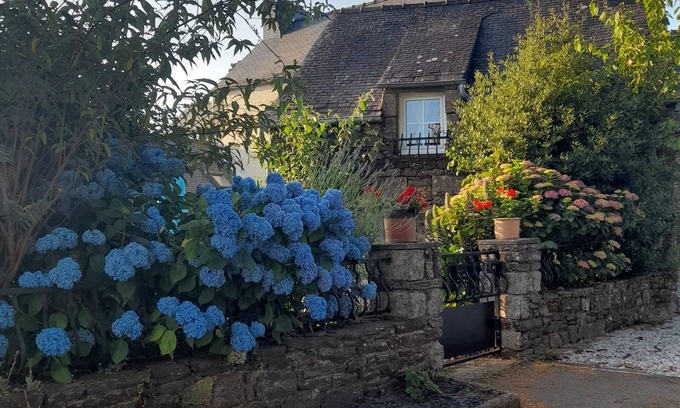 Perret House | Romantic Getaway at LE Petit NID DES Amoureux - 10/10 Rating