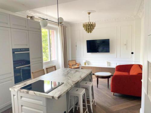 Quartier Chorier-Berriat Apartment | Discover Le Petit Versailles - Family-Friendly in City Center