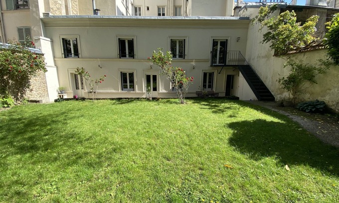 Notre-Dame House | Le Petit Versailles: Serene City Center Retreat Near the Palace