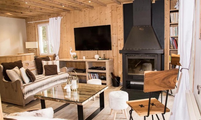 Pyrenees 2000 Ski Chalet | Cozy Le Pic-Vert: Pet-Friendly Oceanfront Retreat