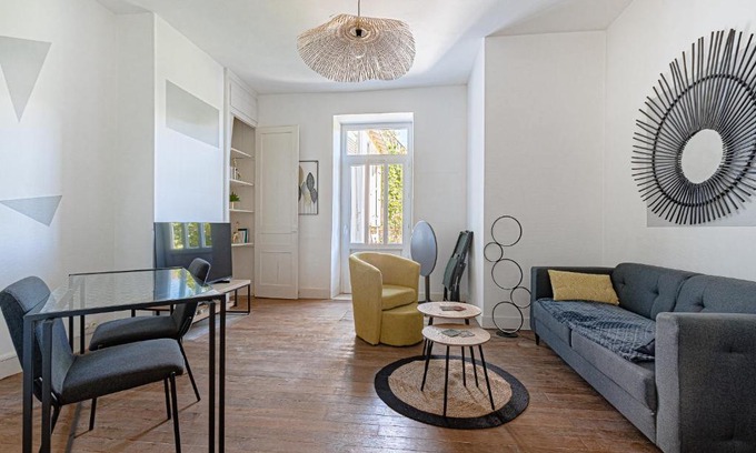 Limoges Apartment | Discover Le pied à terre d'ernest: Rated 8.5/10 & Family-Friendly