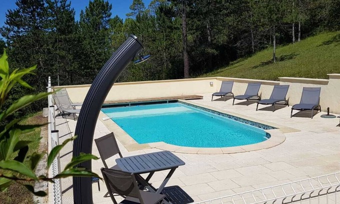 Saint-Germain-de-Belves Villa | Le Pigeonnier: Private Pool Oasis in Lush Surroundings