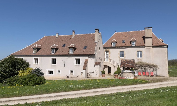 Asquins House | Relax at Le Pigeonnier: Family-Friendly with Pool & Spa