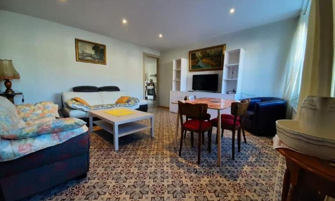 Le Mele-sur-Sarthe Apartment | Pet-Friendly Getaway at le Plain Pied sur Place - 8.9/10