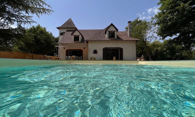 Saint-Hilaire-de-Court Villa | Relax at Le Poirier au Roi: Villa with Heated Pool