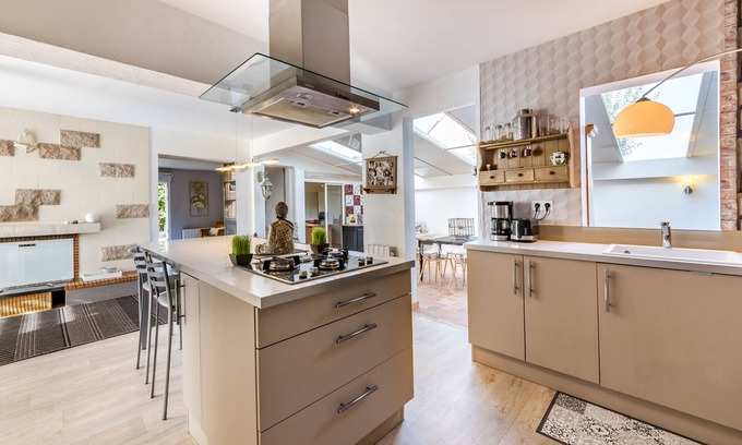 Laval House | Bright and Inviting Le Poly - Family-Friendly with Spa & Kitchen