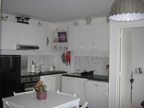 Isigny-sur-Mer House | Discover Le Pont de l'Aure: Family-Friendly Escape