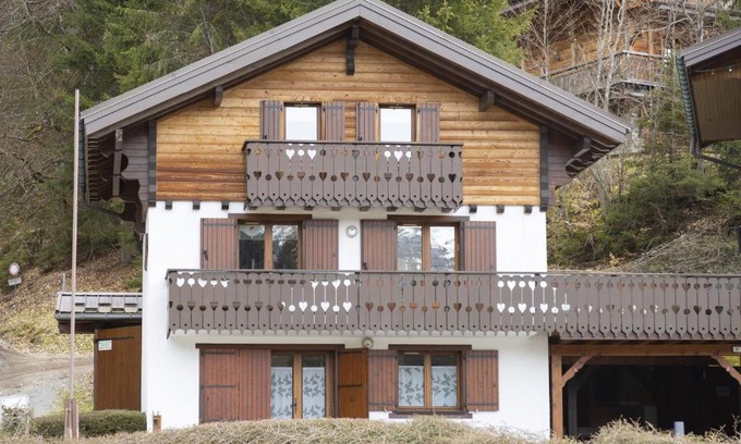 Les Carroz-d'Araches Ski Chalet | Explore Family-Friendly Comfort at Le ptit grenier