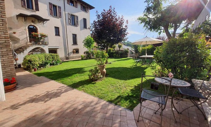 Castellaro Lagusello Bed & Breakfast | Inviting Le Quattro Stagioni B&B with Hot Tub & Breakfast