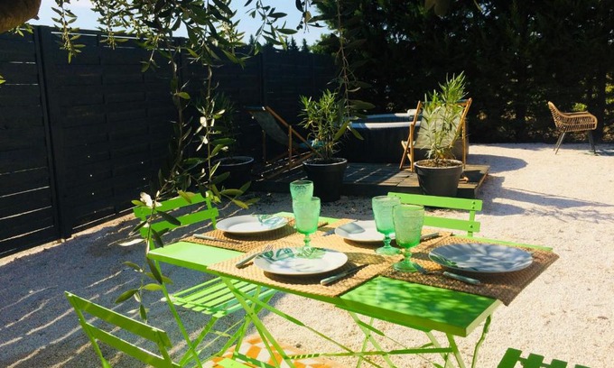 Cavaillon House | Discover LE RÊVE DE ROSE: Rated 10/10, Pet Friendly Stay