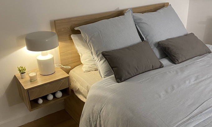 Quartier Capuche-Allies Apartment | Budget-Friendly LE Refuge: Child Friendly with Kitchen Amenities