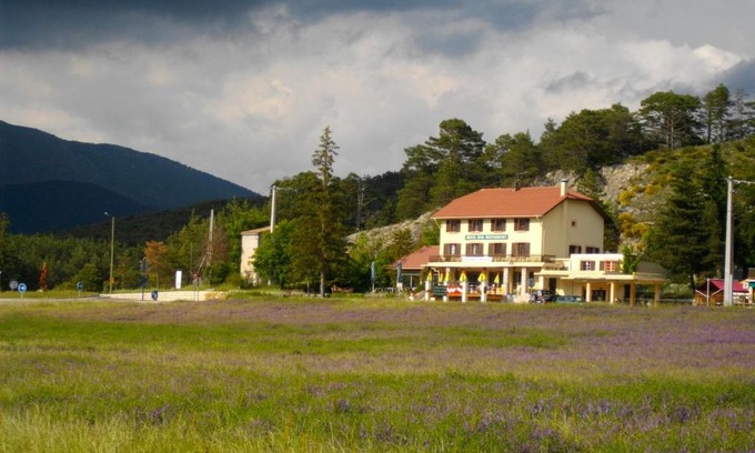Seranon Hotel | Relax at Le Relais de l'Artuby: Pet-Friendly Retreat
