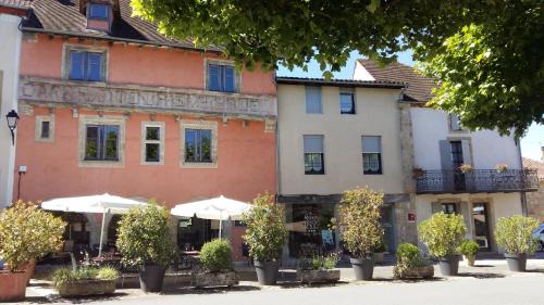 Capdenac-Le-Haut Hotel | Pet-Friendly Escape at Le Relais de la Tour - 8.8 Rated