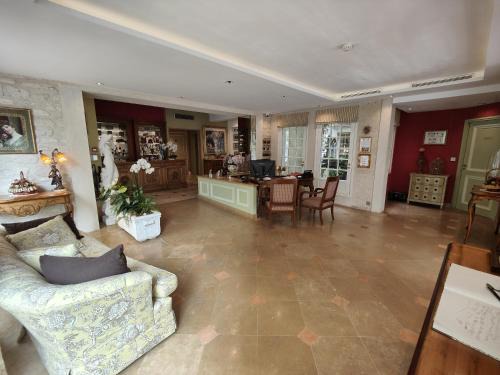 Odeon Hotel | Discover Le Relais Médicis: 4-Star Family-Friendly Retreat