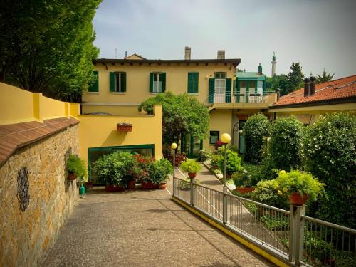 Roiano-Gretta-Barcola-Cologna-Scorcola Apartment | Discover Le Residenze dei Serravallo: Pet-Friendly Retreat