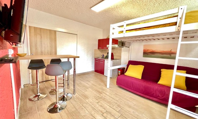 Chasseneuil-du-Poitou Apartment | Charming Le Riad Studio: Child-Friendly Near Futuroscope
